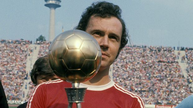 
                <strong>Innenverteidiger - Franz Beckenbauer</strong><br>
                Innenverteidiger - Franz Beckenbauer (424 Bundesliga-Spiele für den FC Bayern München und den Hamburger SV, 44 Tore)Erfolge: 5x Deutscher Meister, 4x DFB-Pokalsieger, 3x Europapokal-Sieg der Landesmeister, 1x Europapokal-Sieg der Pokalsieger, 1x Weltpokal-Sieger, 1x Weltmeister, 1x Europameister
              