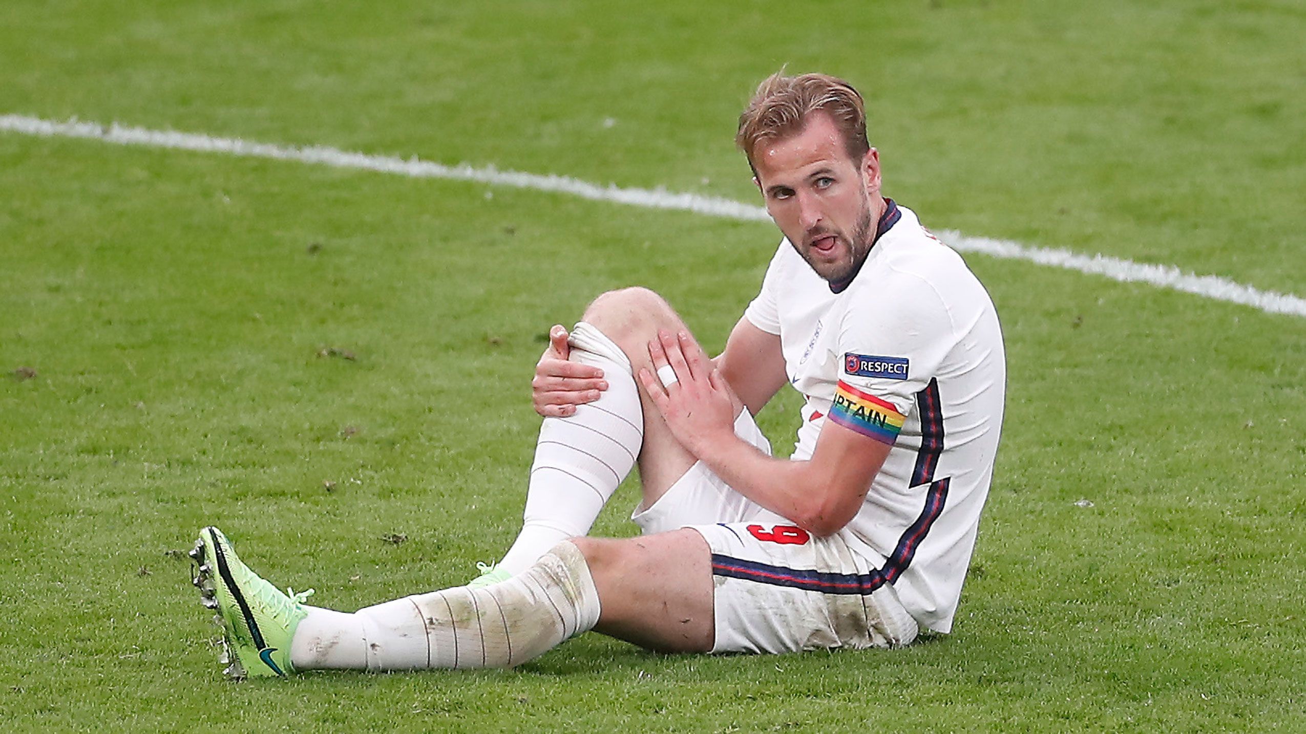 
                <strong>Harry Kane (England)</strong><br>
                Ein Raunen geht durchs Wembley, wenn er in Ballnähe ist. Aber nach 20 Minuten gerade einmal ein Ballkontakt. Wird überhaupt nicht gesucht von seinen Mitspielern. Mit fortschreitender Spielzeit lässt er sich etwas zurückfallen, um mehr am Spiel teilzuhaben. Größte Chance dann kurz vor dem Halbzeitpfiff, als der Ball glücklich vor seinen Füßen landet. Doch Hummels grätscht in allerletzter Sekunde dazwischen. In Durchgang zwei bleibt Kane zunächst weiter blass. Doch in der Schlussphase steht er nach einer Flanke von Joker Grealish goldrichtig und sorgt damit für die Entscheidung. ran-Note: 2
              