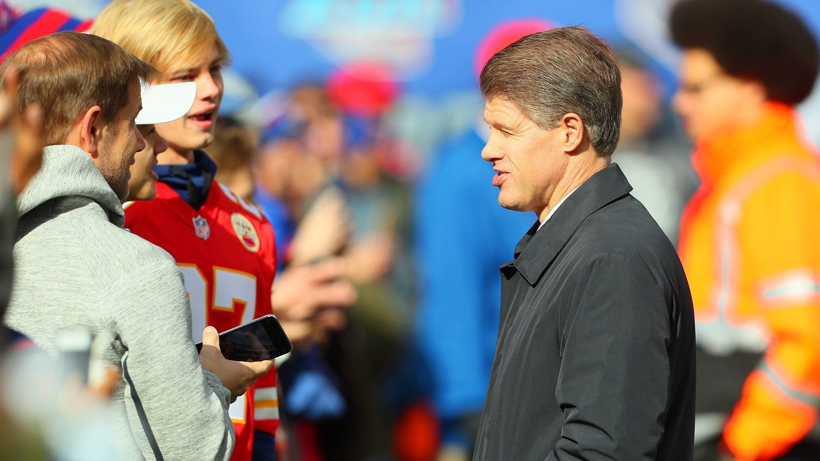 <strong>Kansas City Chiefs - Clark Hunt</strong><br>
                Clark Hunt wurde 2005 zum Chairman der Kansas City Chiefs ernannt. Nach dem Tod seines Vaters 2006 übernahmen er und seine Geschwister die Chiefs, wobei Clark den größten Teil des operativen Geschäfts übernahm. Das Vermögen der Hunts stammt von Clarkes Großvater Haroldson, der sein Geld vor allem mit Öl-Geschäften machte.