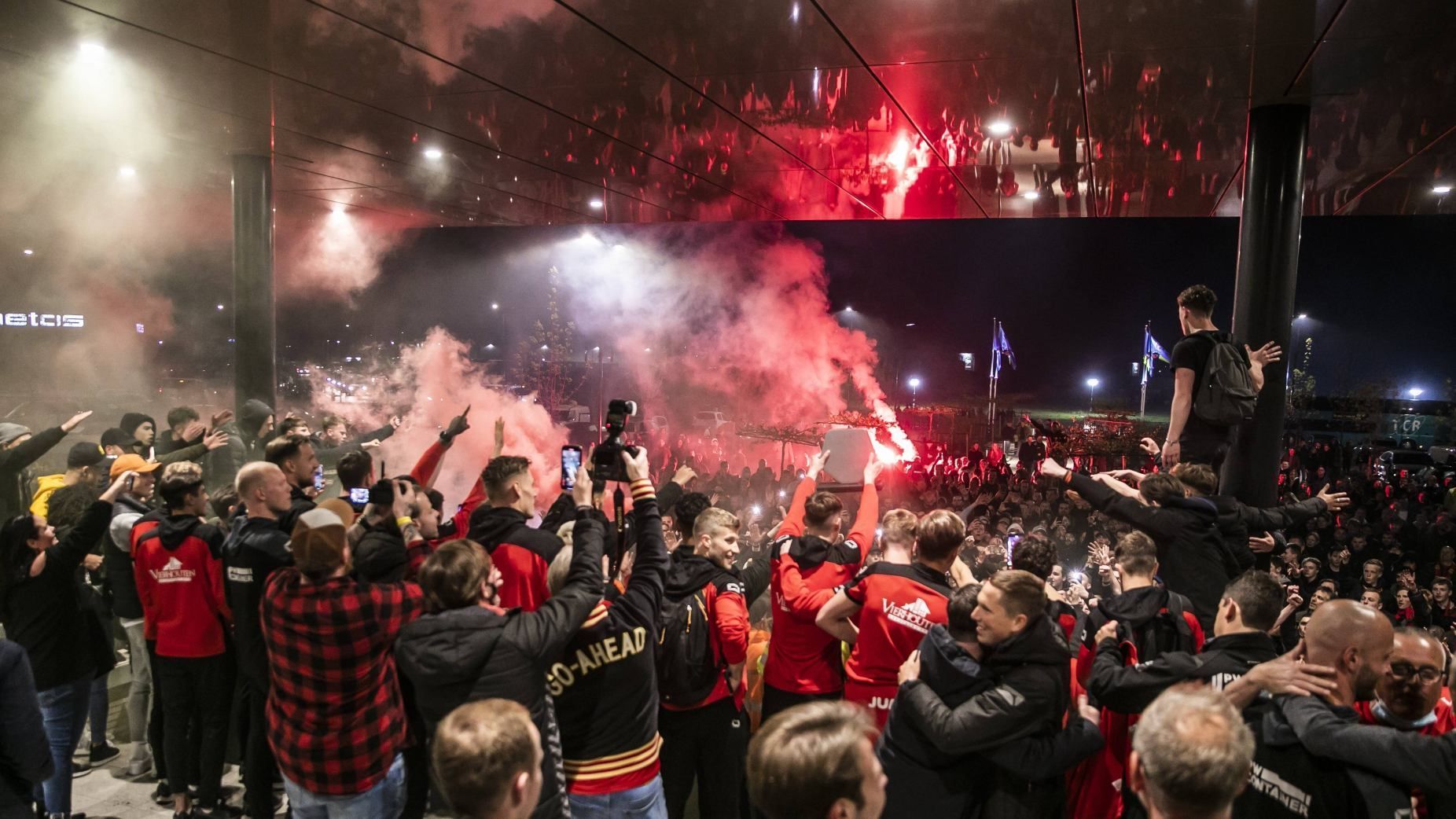 
                <strong>Go Ahead Eagles Deventer (Niederlande) </strong><br>
                Auch die Go Ahead Eagles Deventer steigen als Zweitplatzierte direkt in die erste Liga auf. 
              
