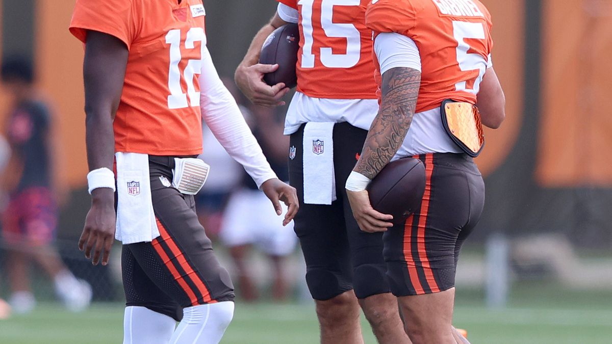Cleveland Browns quarterbacks, Shedeur Sanders (12), Dillon Gabriel (5) and Joe Flacco (15) talk during training camp drills in Berea, Ohio, on Monday, July 28, 2025. PUBLICATIONxINxGERxSUIxAUTxHUN...
