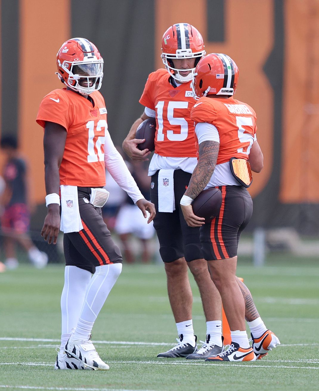 Shedeur Sanders, Joe Flacco und Dillon Gabriel (v.l.n.r.)