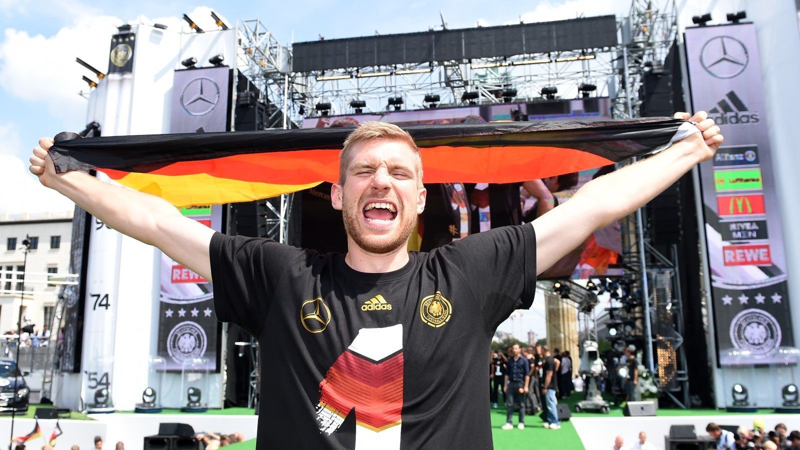 
                <strong>Abwehr: Per Mertesacker (Karriereende)</strong><br>
                 - 74 Einsätze unter Löw, 104 Länderspiele gesamt - Debüt im Oktober 2004 - DFB-Karriere nach WM-Titel 2014 beendet - Abschied beim Freundschaftsspiel gegen Argentinien im September 2014
              