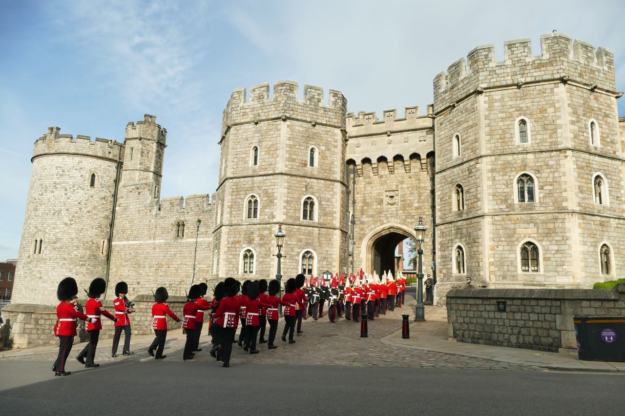 Windsor Castle liegt im gleichnamigen Ort westlich von London. Es ist das größte durchgängig bewohnte Schloss der Welt und wurde bereits 1070 gebaut. Das Castle war die Wochenend-Residenz der Queen. 