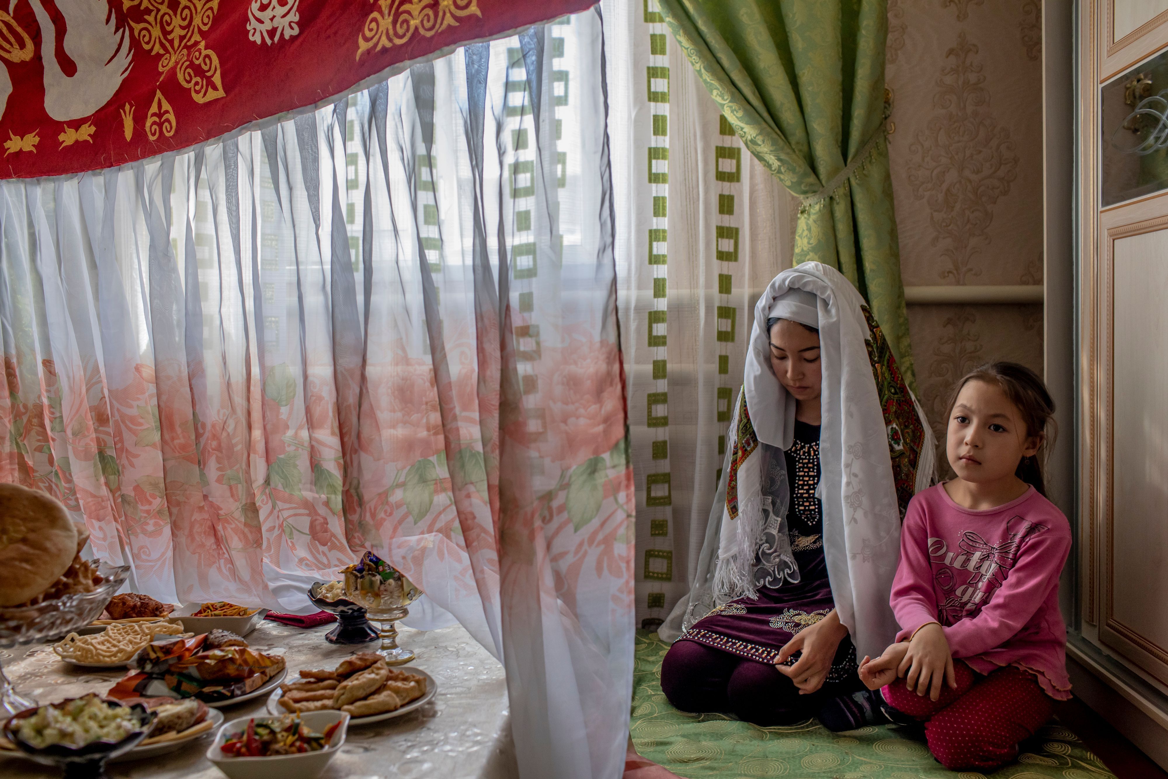 Usbekistan: Die 18-jährige Dinara und ihre jüngere Verwandte an Dinaras Hochzeitstag in Muynak.
