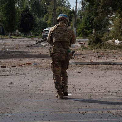 Ein ukrainischer Soldat im Stadtzentrum in Sudscha in der russischen Region Kursk.