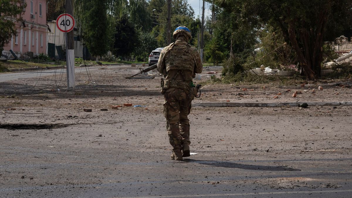 Ein ukrainischer Soldat im Stadtzentrum in Sudscha in der russischen Region Kursk.