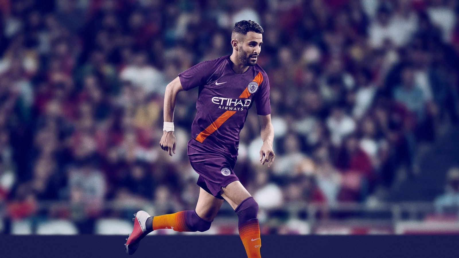 
                <strong>Manchester City Ausweichtrikot</strong><br>
                Das neue Ausweichtrikot von Manchester City erstrahlt in einer ungewöhnlichen Farbkombination. Das Team von Pep Guardiola läuft 2018/19 in Lila und Orange auf - allerdings natürlich nur, wenn das himmelblaue Heim- und das dunkle Auswärtstrikot gerade gewaschen oder aus einem anderen Grund nicht verwendet werden können.
              