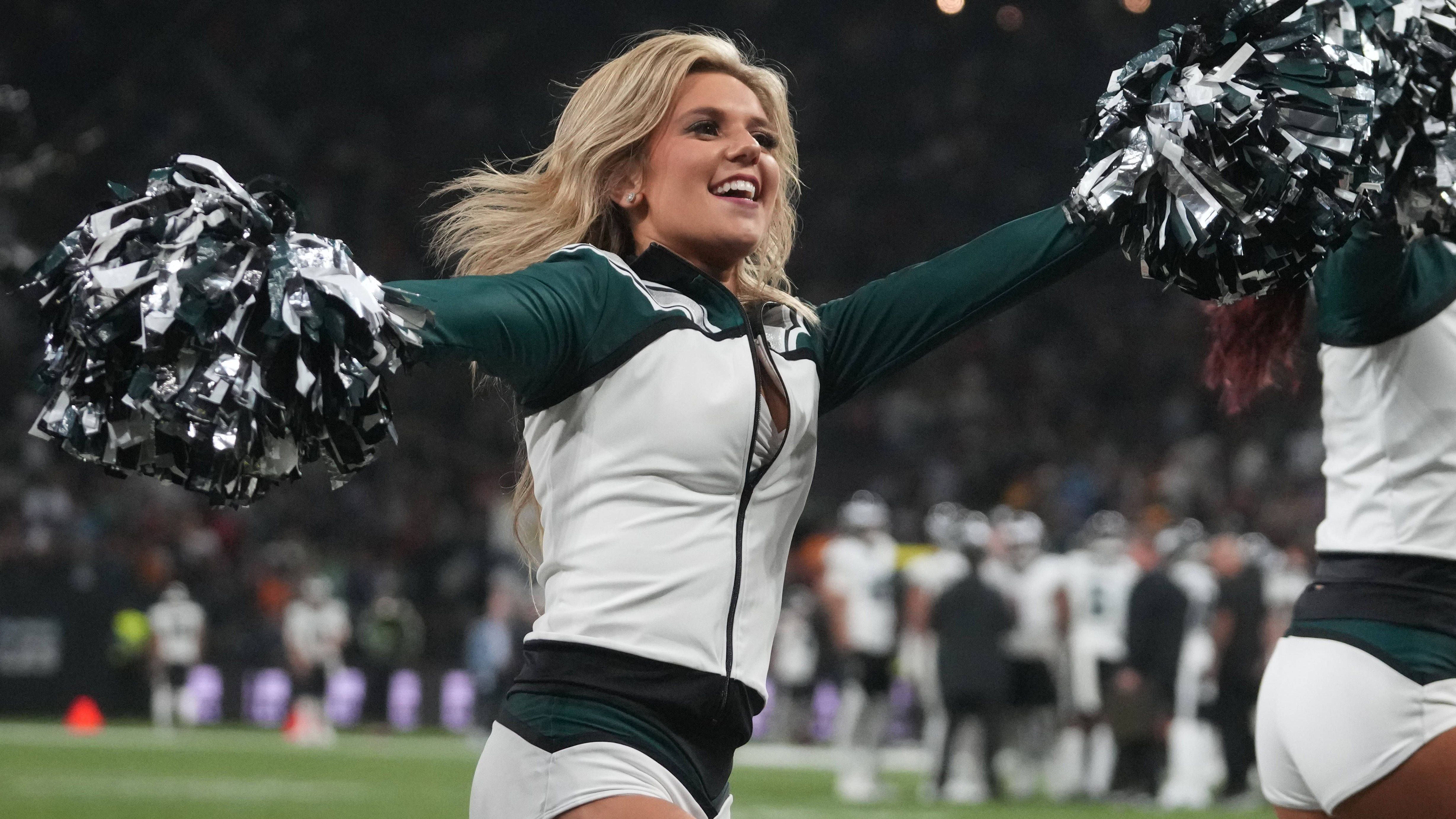 <strong>Super-Choreo</strong><br>Da es ja offiziell ein Heimspiel für die Eagles war, gaben auch die Cheerleaderinnen Philadelphias auf und neben dem Platz Vollgas.