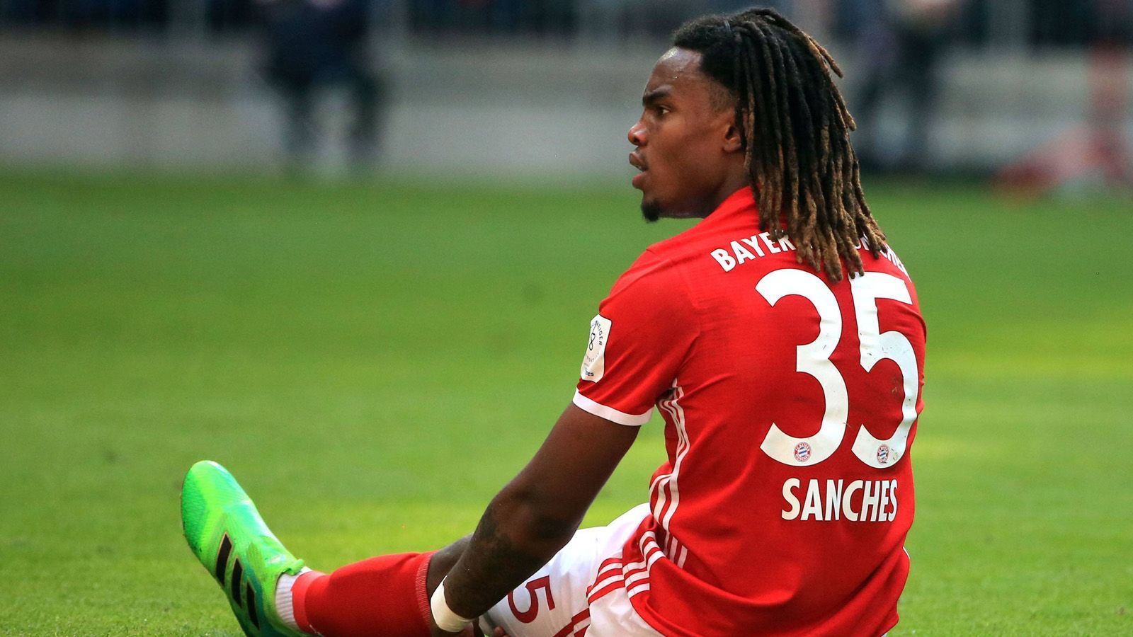 
                <strong>Renato Sanches</strong><br>
                Der Portugiese ist bis heute der teuerste Teenager des FC Bayern. 35 Millionen Euro ließ der Rekordmeister 2016 springen, um den Mittelfeldspieler von Benfica Lissabon loszueisen. Mit Bonuszahlungen hätten daraus sogar 80 Millionen Euro werden können. Doch der damals 18-Jährige scheiterte in München. Womöglich am Erwartungsdruck, war er doch kurz zuvor bei der EM 2016 mit Portugal Europameister geworden und als bester Nachwuchsspieler ausgezeichnet worden. Auch im zweiten Stint, nach einer Leihe zu Swansea City, lief es für Sanches in München nicht rund. 2019 wechselte er schließlich in die Ligue 1 zum OSC Lille. Mit einer kolportierten Ablösesumme von 20 Mio. Euro machten die Münchner einen ordentlichen Verlust. Inzwischen ist er für Paris Saint-Germain aktiv.
              