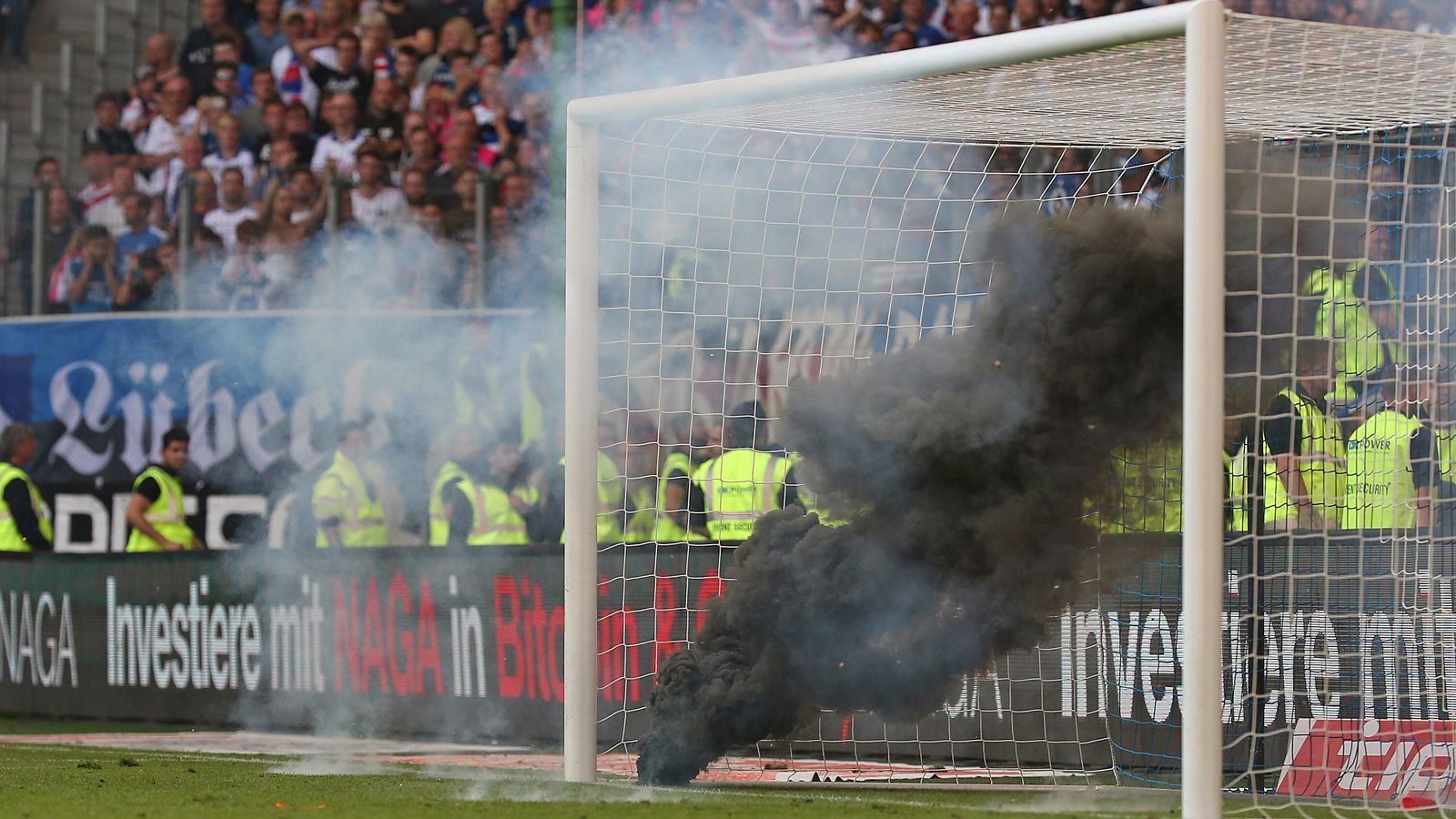 
                <strong>Werfen von Pyrotechnik</strong><br>
                Für das Werfen bzw. Abschießen von Pyrotechnik werden die Bundesliga-Klubs demnach mit 3000 Euro zur Kasse gebeten - pro Gegenstand! In der 2. Bundesliga soll die Strafe für dieses Vergehen bei 1500 Euro liegen, in der 3. Liga bei 750 Euro - ebenfalls pro Pyro-Gegenstand. 
              