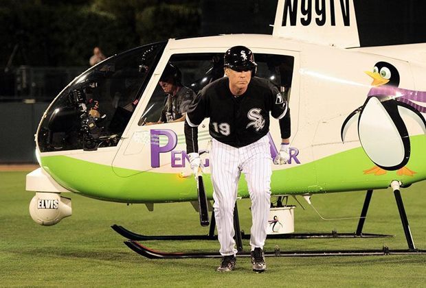
                <strong>Will Ferrell spielt für die Chicago White Sox</strong><br>
                Zum Spiel der Chicago White Sox gegen die San Francisco Giants wird er mit einem Hubschrauber eingeflogen. Für die Sox geht er als DH (Designated Hitter) an den Schlag.
              