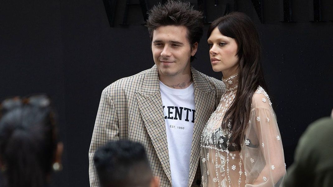 Nicola Peltz Beckham gemeinsam mit ihrem Ehemann Brooklyn Beckham auf der Fashion Week 2022/2023 in Paris.