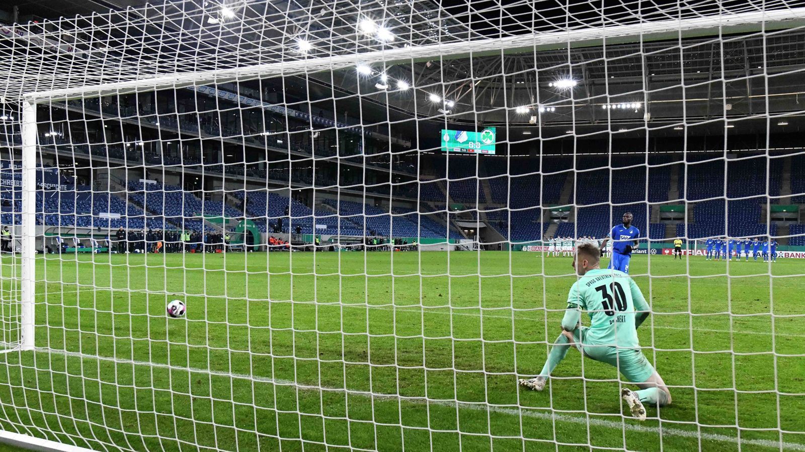 
                <strong>Das waren die längsten Elfmeterschießen in der Geschichte des DFB-Pokals</strong><br>
                Die TSG Hoffenheim und die SpVgg Greuther Fürth lieferten sich in der zweiten Runde des DFB-Pokals 2020/2021 ein Nervenspiel vom Elfmeterpunkt. Insgesamt 18 Schützen versuchten ihr Glück, am Ende gewann der Zweitligist mit 9:8 (inklusive des 2:2 nach Verlängerung). Das Spiel reiht sich damit in die längsten Elfmeterschießen der Pokal-Geschichte ein. ran.de gibt einen Überblick über die historischen Duelle.
              