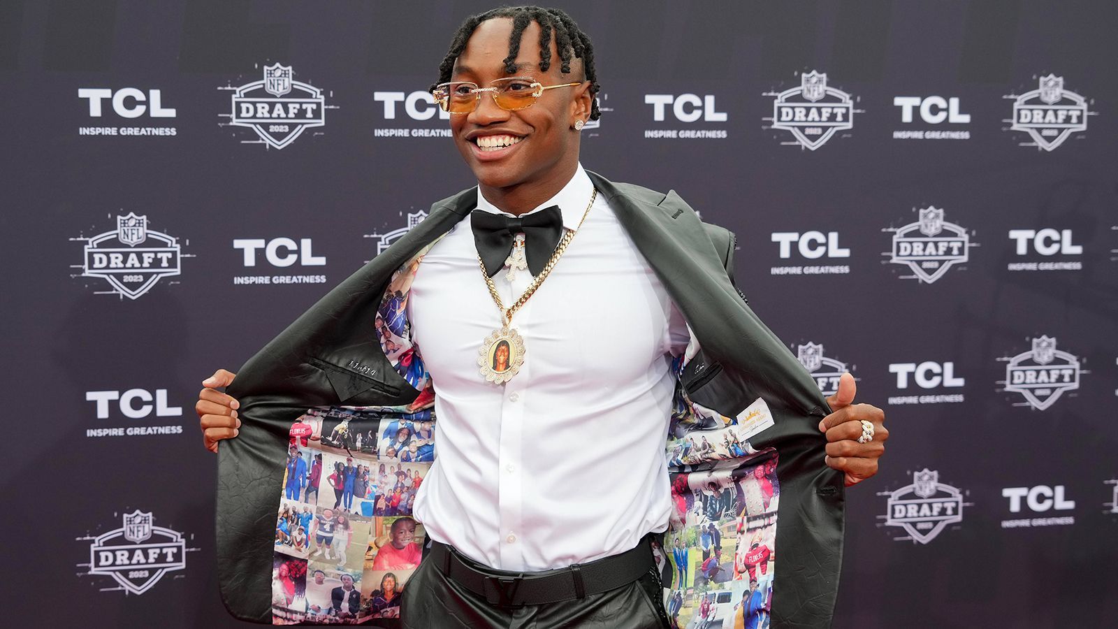 
                <strong>Zay Flowers</strong><br>
                Auch Zay Flowers, neuer Wide Receiver der Baltimore Ravens, überzeugte mit der Innenseite seines Anzugs. Gepaart mit Sonnenbrille, Kette und Ohrringen eines der "rundesten" Outfits in Kansas City.
              