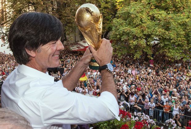 
                <strong>Freiburg feiert "Popstar" Löw</strong><br>
                Circa 3000 Fans bereiteten dem Weltmeister-Coach einen Wahnsinns-Empfang am Freiburger Rathausplatz. Den WM-Pokal hatte der 54-Jährige selbstverständlich auch Gepäck.
              