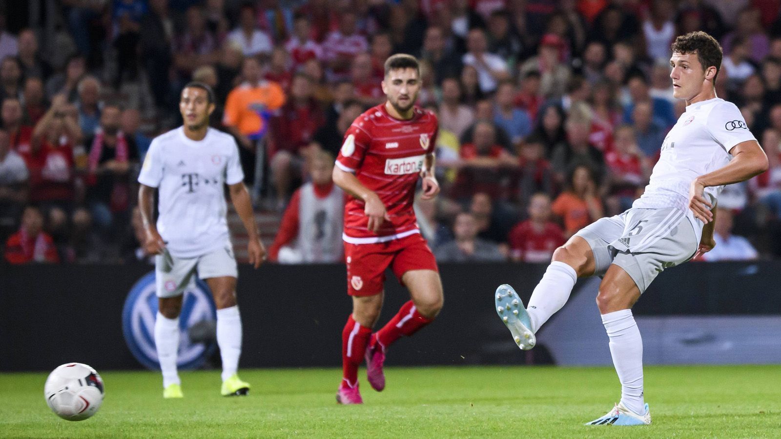 
                <strong>Benjamin Pavard</strong><br>
                Der Franzose gibt sein Startelf-Debüt in einem Pflichtspiel für die Bayern. Das verläuft größtenteils ereignislos - was alles andere als negativ sein muss. Seine Ballfertigkeit unterstreicht Pavard mit einer Hacke-Spitze-eins-zwei-drei-Einlage. ran-Note: 3
              