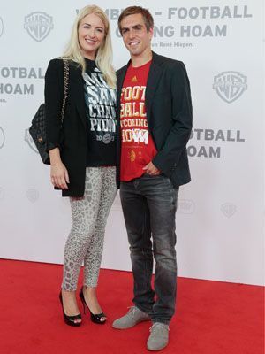 
                <strong>Premiere von "Wembley - Football is coming hoam"</strong><br>
                Perfekter Partnerlook: Philipp und Claudia Lahm tragen mit sichtlicher Freude die Siegershirts aus der vergangenen Saison
              