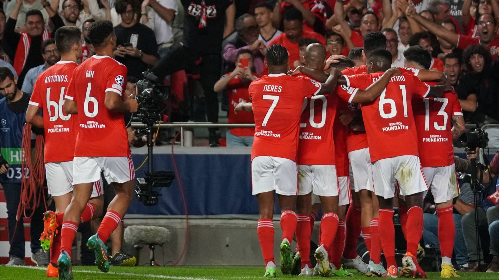 
                <strong>Platz 6: Benfica Lissabon </strong><br>
                Dass Benfica Lissabon in regelmäßigen Abständen die Gegner in der heimischen Liga auseinanderschraubt, ist nichts Ungewöhnliches mehr. Dass die "Adler" jedoch auch in der Champions League steil gehen, sehr wohl. Einem souveränen 2:0 gegen Maccabi Haifa zu Hause folgte ein überraschender wie verdienter 2:1-Erfolg bei Juventus Turin. Selbst die Übermacht PSG hatte alle Hände voll zu tun mit der Mannschaft des deutschen Trainers Roger Schmidt, der 13 seiner 15 Spiele bei Benfica gewann (zwei Remis). Besucher des Estadio da Luz gehen derzeit eher selten enttäuscht nach Hause - vorausgesetzt, es sind keine Auswärtsfans.
              