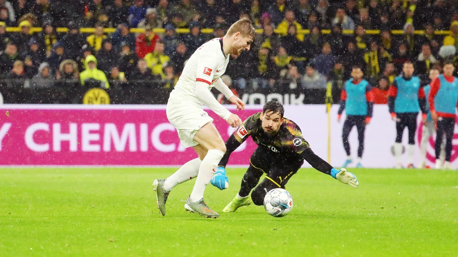 
                <strong>Roman Bürki (Borussia Dortmund)</strong><br>
                Der Keeper muss in der Nachspielzeit der ersten Hälfte erstmals eingreifen - dann aber auch gleich doppelt: Bei den Kopfbällen von Poulsen und Werner ist Bürki auf dem Posten. Doch zu Beginn der ersten Hälfte lädt der Schweizer den bis dahin blassen Werner zum 1:2 ein, als er den Ball 30 Meter vor dem eigenen Kasten per Kopf ins Niemandsland köpfelt. Wenig später rettet er mit einer Weltklassetat gegen Halstenberg, um dann beim 2:2 allein gegen Werner auf verlorenem Posten zu stehen. Auch beim 3:3 ist der Schweizer machtlos. ran-Note: 4
              