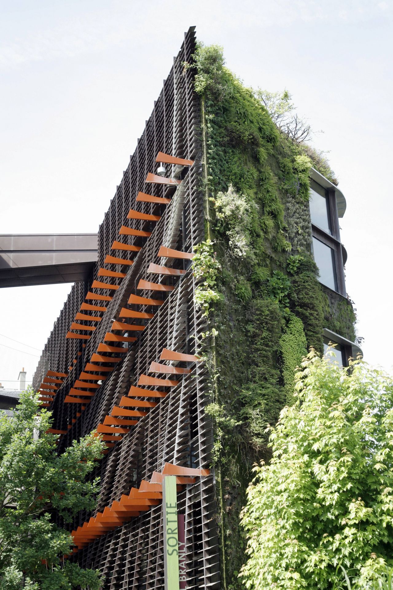 Die Fassade des Pariser Kunst-Museums "Musée du Quai Branly" ist ein riesiger vertikaler Garten.