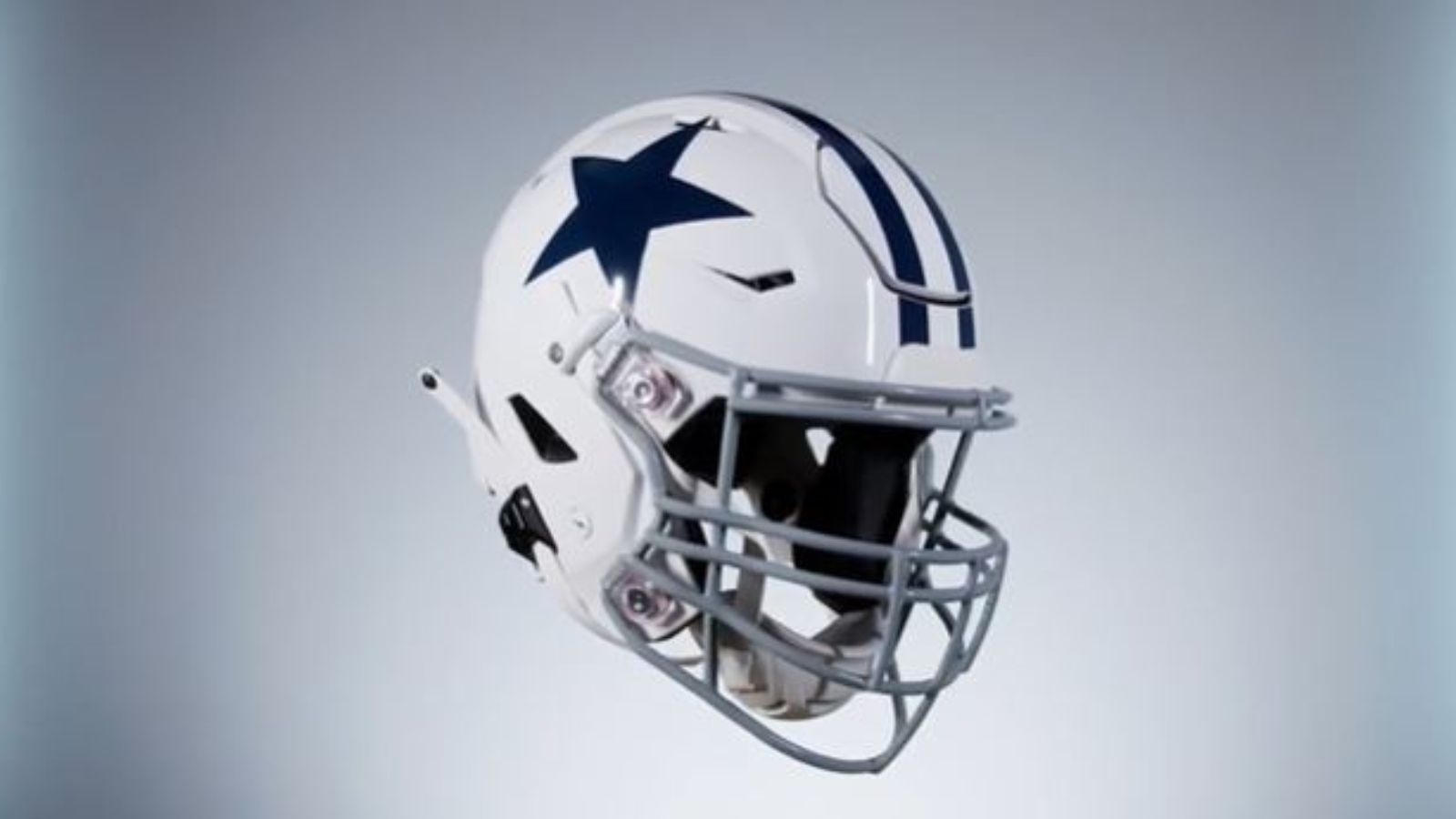 
                <strong>Dallas Cowboys</strong><br>
                Die Dallas Cowboys wollen seit 2022 mit ihrem alternativen Helm an die erfolgreiche Zeit in den Neunzigern erinnern. Statt eines silbernen Helms mit blauem Stern ist der neue Helm weiß. Zum Einsatz kommen soll die Kopfbedeckung beim traditionellen Thanksgiving-Spiel.
              