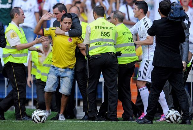 
                <strong>Erste Amtshandlung: Er befreit einen Flitzer  </strong><br>
                Plötzlich stürmt ein junger Fan mit kolumbianischen Trikot auf das Feld und läuft direkt auf Rodriguez zu. 
              