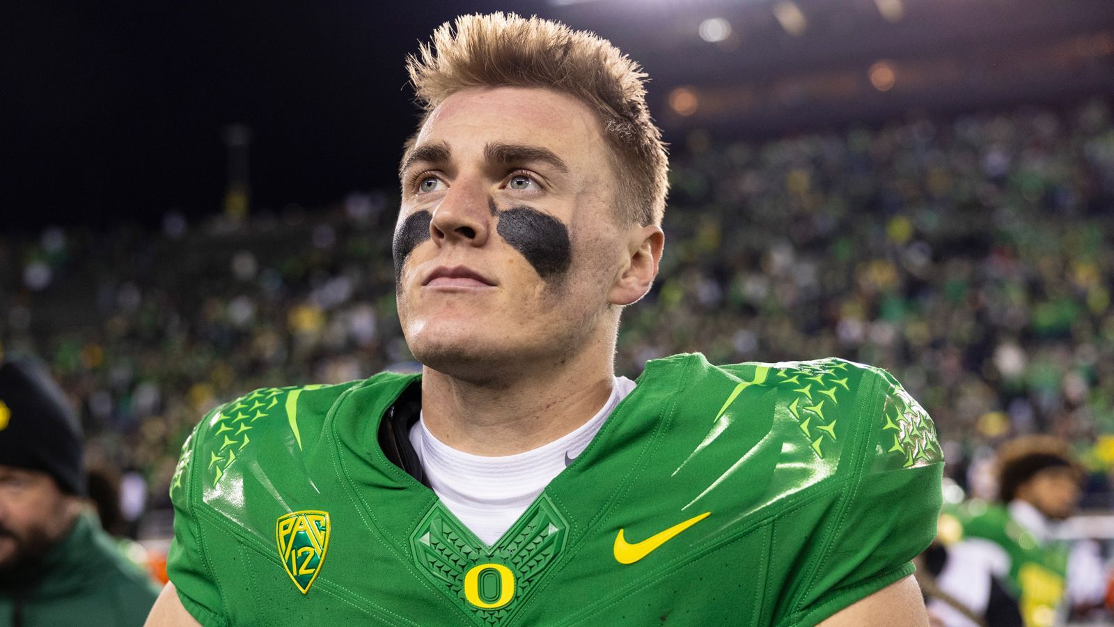 <strong>Quarterback Bo Nix (Oregon)<br></strong>Nach drei Jahren in Auburn wechselte Nix zu den Oregon Ducks in die Pac-12. Im Titelspiel der Conference setzte es zwar eine Niederlage gegen die Huskies, und somit verpassten sie die Playoffs mit ihrem 11-2-Record. Doch der QB zeigte dennoch eine tolle Saison. Fast 78% aller Pässe kamen an, 4.145 Passing Yards und 40 Touchdowns können sich sehen lassen.