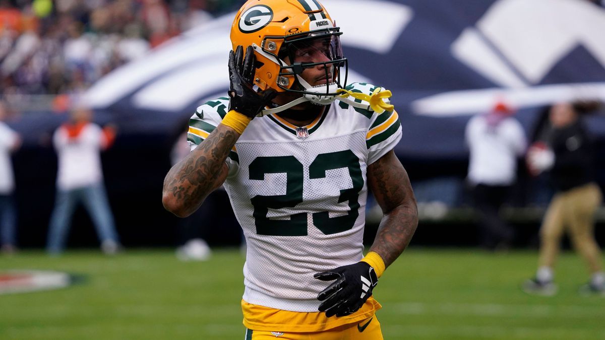 NFL, American Football Herren, USA Green Bay Packers at Chicago Bears Nov 17, 2024; Chicago, Illinois, USA; Green Bay Packers cornerback Jaire Alexander (23) gestures to the fans before the game ag...