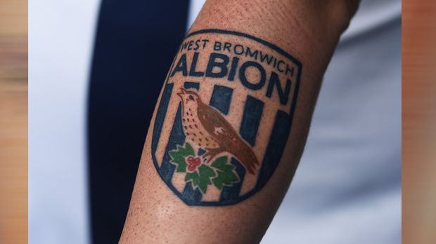 
                <strong>Die verrückten Tattoos der Premier-League-Fans</strong><br>
                Auch dieser Fan war so begeistert von dem Wappen-Tier, dass er sich kurzerhand das Logo der West Bromwich Albions auf den Unterarm stechen ließ.
              