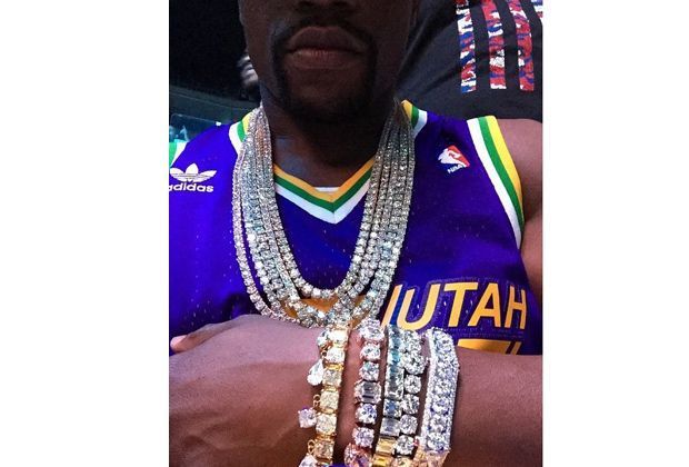 
                <strong>The King of Bling-Bling</strong><br>
                Ohne Bling-Bling geht bei Mayweather gar nichts. Der Profi-Boxer liebt das Extravangte und stellt seinen Lebensstil auch gerne zur Schau.
              