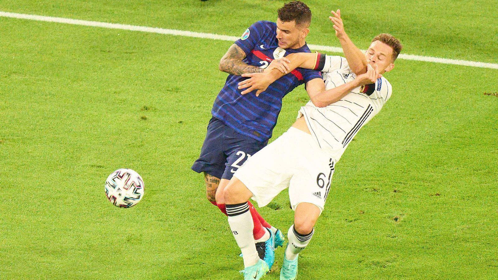 
                <strong>Bayern-Profis unter sich</strong><br>
                Im Kampf um den Ball geht es immer zur Sache - auch im Falle von teaminternen Duellen, wie bei dieser Auseinandersetzung der Wahl-Münchner Lucas Hernanden (l.) und Joshua Kimmich.
              