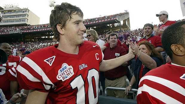 
                <strong>Eli Manning</strong><br>
                Eli Manning (New York Giants) - Der kleine Bruder von Peyton Manning wurde nach einer erfolgreichen College-Zeit im Jahr 2004 an erster Stelle gedraftet. Das Besondere: Die San Diego Chargers tauschten Manning sofort zu den New York Giants weiter und erhielten im Gegenzug Philip Rivers und einen Draft-Pick in der dritten Runde.
              