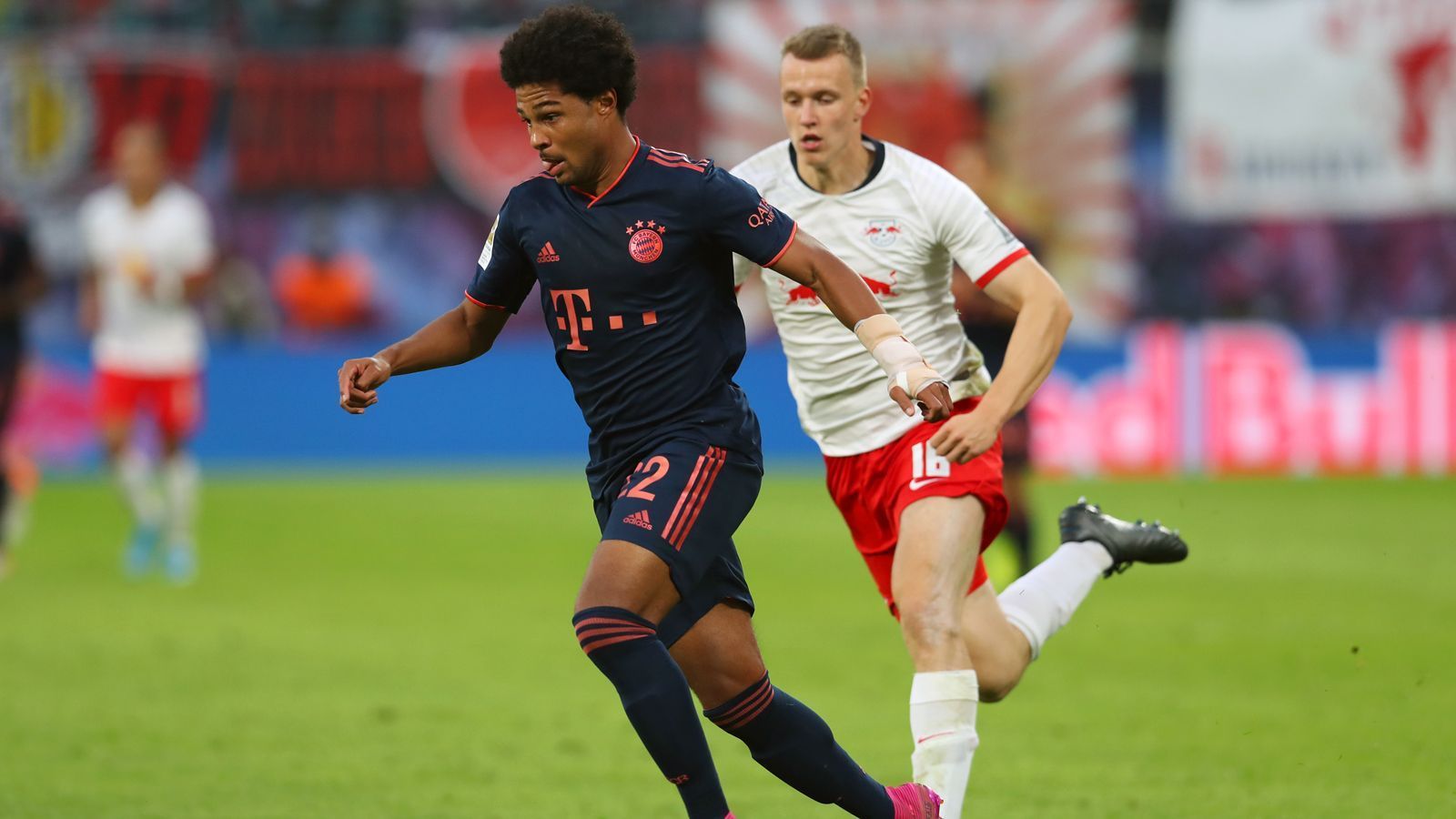 
                <strong>Serge Gnabry</strong><br>
                Unglückliche Partie des deutschen Nationalspielers. Gnabry wird zweimal stark bedient und verstolpert beide Gelegenheiten freistehend vor Gulacsi. Macht in der 62. Minute Platz für Alphonso Davies. ran-Note: 4
              