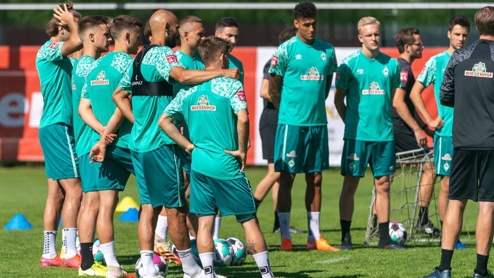 
                <strong>Pandemie-Klauseln bei Werder Bremen</strong><br>
                Bundesligist Werder Bremen hat auf die finanziellen Einbußen durch die Corona-Pandemie reagiert. Werder baut künftig in Spielerverträge eine Pandemie-Klausel ein. Dieser Zusatz sorgt dafür, dass es zu automatischen Gehaltseinbußen bei den Spielern führt, ohne, dass der Klub zuvor noch mit den Profis darüber explizit verhandeln muss. "Die Klausel soll gewährleisten, dass auch die Spieler ihren Teil zu der Bewältigung der finanziellen Probleme beitragen", erklärte Werders Geschäftsführer Frank Baumann bei der "Deichstube". Wie der "Weser-Kurier" berichtet, soll die Pandemie-Klausel in zwei konkreten Fällen greifen. Entweder, wenn es zu einer erneuten Bundesliga-Unterbrechung kommt oder für den Fall, dass Bremer Heimspiele ohne Zuschauer stattfinden müssen. Im Falle einer erneuten Bundesliga-Unterbrechung sollen die Gehaltseinbußen für die Werder-Profis demnach höher sein als für den Fall von Geisterspielen im Weserstadion. 
              