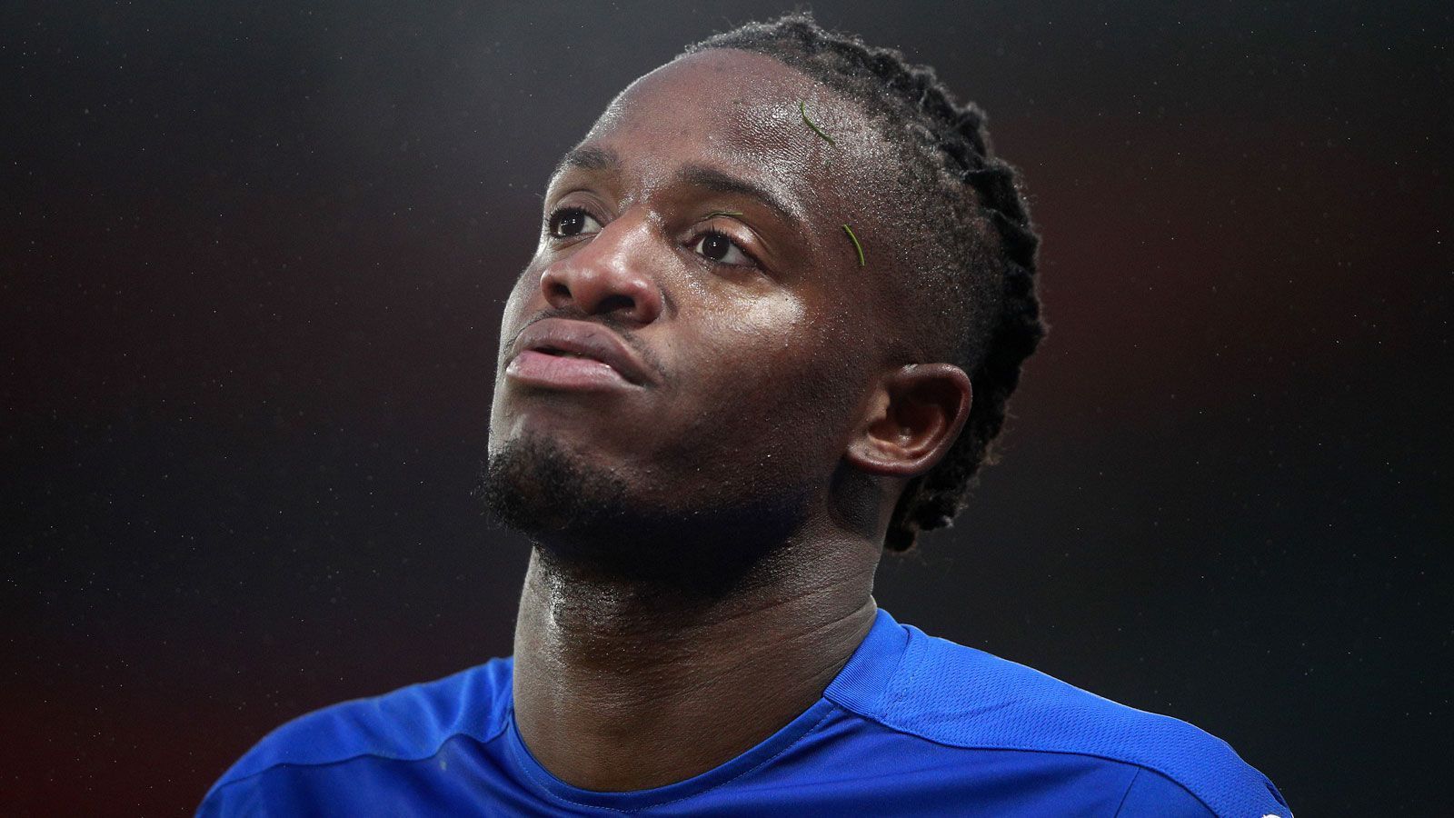 
                <strong>Michy Batshuayi</strong><br>
                Michy Batshuayi hat in seinen bisherigen knapp fünf Jahren als Chelsea-Profi auch schon diverse Luftveränderungen mitgemacht. Bundesliga-Fans kennen den Belgier mit kongolesischen Wurzeln noch aus seiner Zeit bei Borussia Dortmund, die Saison 2018/2019 verbrachte der Stürmer zur Hälfte beim FC Valencia, zur Hälfte bei Crystal Palace. An die Londoner wurde er auch in dieser Saison ausgeliehen. Dort kommt Batshuayi aber kaum noch zur Geltung, stand seit Mitte Februar nur sechs Minuten auf dem Platz. Da dürfte sich beim FC Chelsea angesichts der Auswahl im Angriff kaum eine Verwendung finden. Er soll neun Millionen Pfund (10,3 Millionen Euro) wert sein.
              