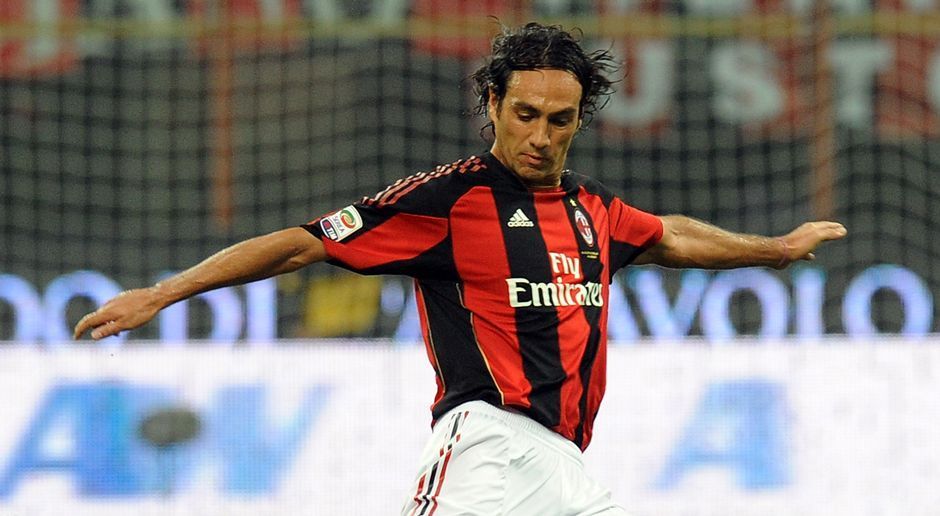 
                <strong>Abwehr: Alessandro Nesta</strong><br>
                Der Nebenmann von Maldini bei Milan hieß von 2002 bis 2009 Alessandro Nesta. Der heute 40-Jährige war in seiner Karriere unter anderem zwei Mal Champions-League-Sieger und je drei Mal italienischer Meister und Pokalsieger. 2006 wurde er mit der "Squadra Azzurra" außerdem Weltmeister.
              