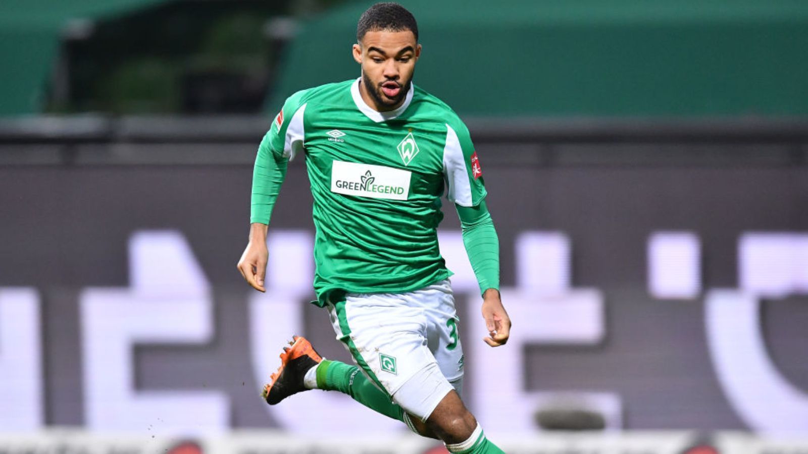
                <strong>Jean Manuel Mbom (Werder Bremen) - bei EM nicht dabei</strong><br>
                Dass Werder Bremen in dieser Spielzeit vor allem im Mittelfeldzentrum dicht und kompakt steht, ist auch ein Verdienst von Jean Manuel Mbom. Der Mittelfeldmann war in der vergangenen Saison noch an den KFC Uerdingen ausgeliehen, beim 3:1 auf Schalke am 2. Spieltag kam er zu seinem Bundesliga-Debüt. In seinen 18 Spielen stand der 21-Jährige 13-mal in der Startelf.
              