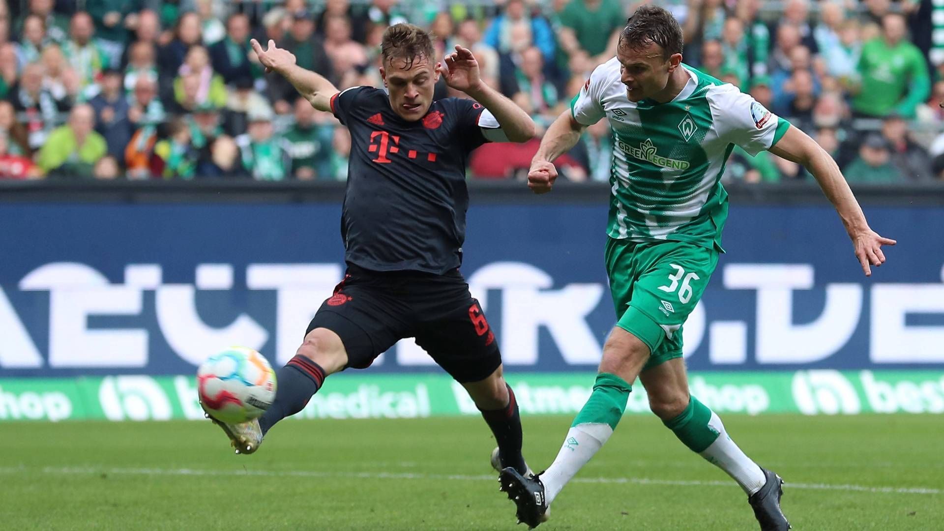 
                <strong>Joshua Kimmich</strong><br>
                In den ersten 15 Minuten ist ihm anzusehen, dass ihn die Kritik der vergangenen Wochen gepikst hat. Per Freistoß leitet er die beste Chance des Spiels für Pavard ein, ist sehr viel unterwegs, verliert aber im weiteren Verlauf der 1. Hälfte ein wenig die Kontrolle. Seine Eckbälle sind schwach. I. 2. Durchgang findet er zu seiner Sicherheit zurück. ran-Note: 3 
              