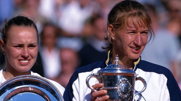 
                <strong>Spiel, Satz und Sieg: Die schönsten Erfolge von Steffi Graf und Co.</strong><br>
                Es ist der letzte Turniersieg ihrer langen, erfolgreichen Karriere. Im Finale der French Open 1999 besiegt Steffi Graf die Schweizerin Martina Hingis und sichert sich damit ihren insgesamt 22. Grand Slam-Titel. Kurz nach ihrem Triumph in Paris beendet Graf dann ihre aktive Karriere.
              