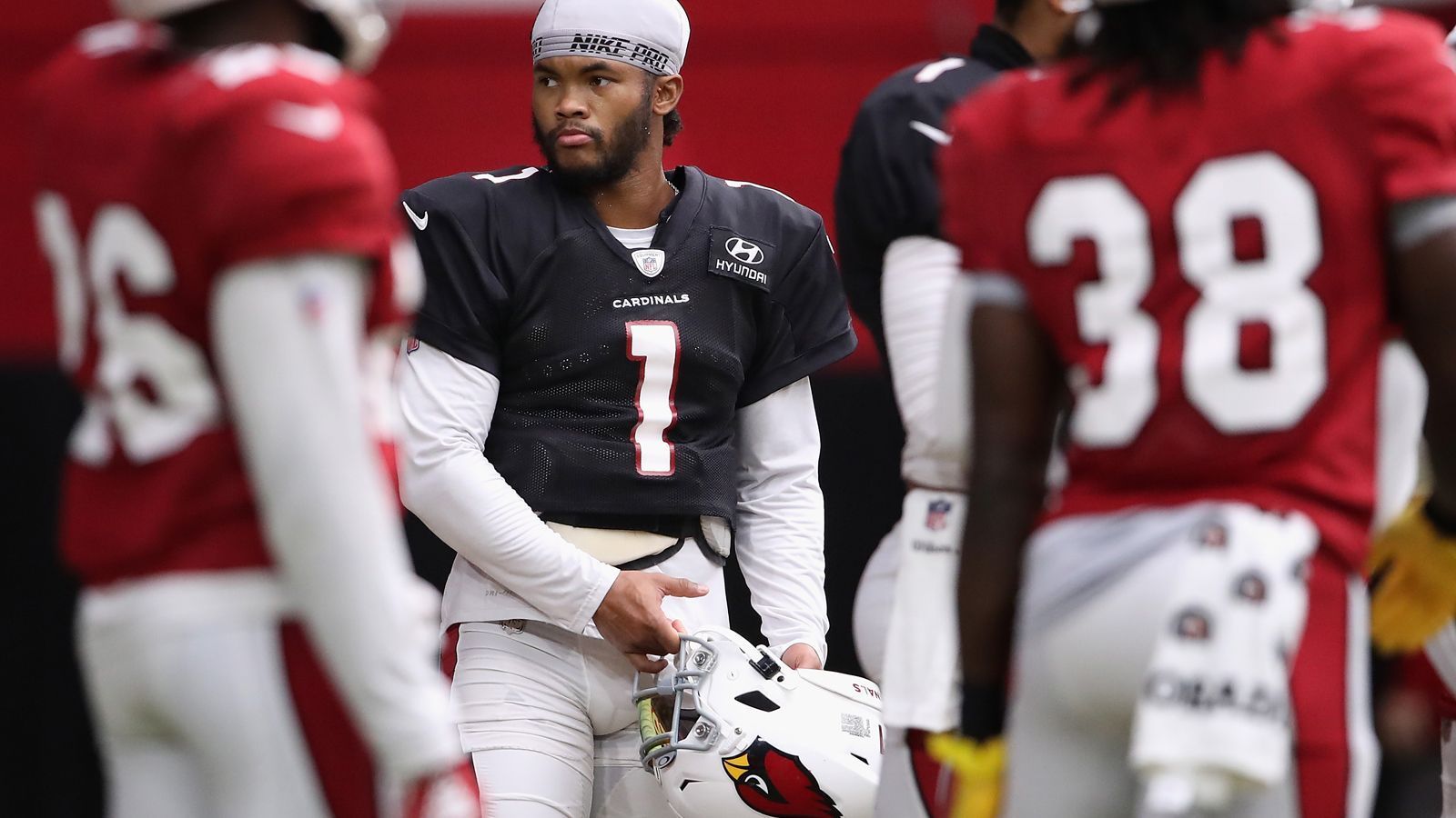 
                <strong>Arizona Cardinals: Kyler Murray (Offense)</strong><br>
                Die Cardinals haben die Offense mit DeAndre Hopkins auf einen Schlag verstärkt, Kyler Murray steht zudem eine verbesserte Offensive Line zur Verfügung. In den vergangenen Jahren haben Quarterbacks in ihrem zweiten Jahr häufig einen Sprung nach vorne gemacht. Schafft das auch Murray nach einer ohnehin guten Rookie-Saison, können die Cardinals die Playoffs angreifen.
              