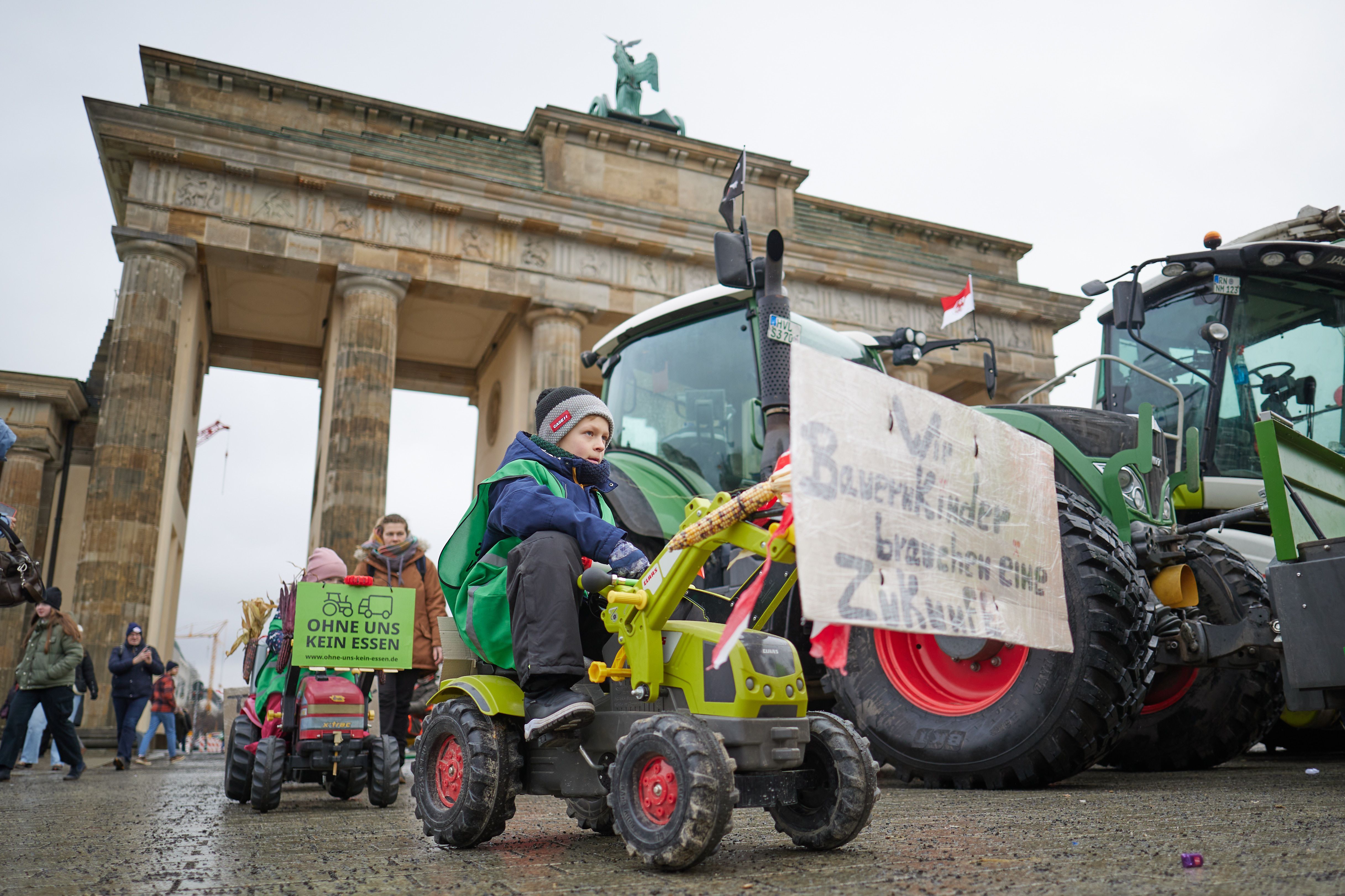 LIVE: Mega-Protest Der Bauern Gestartet - Tausende Traktoren In Berlin