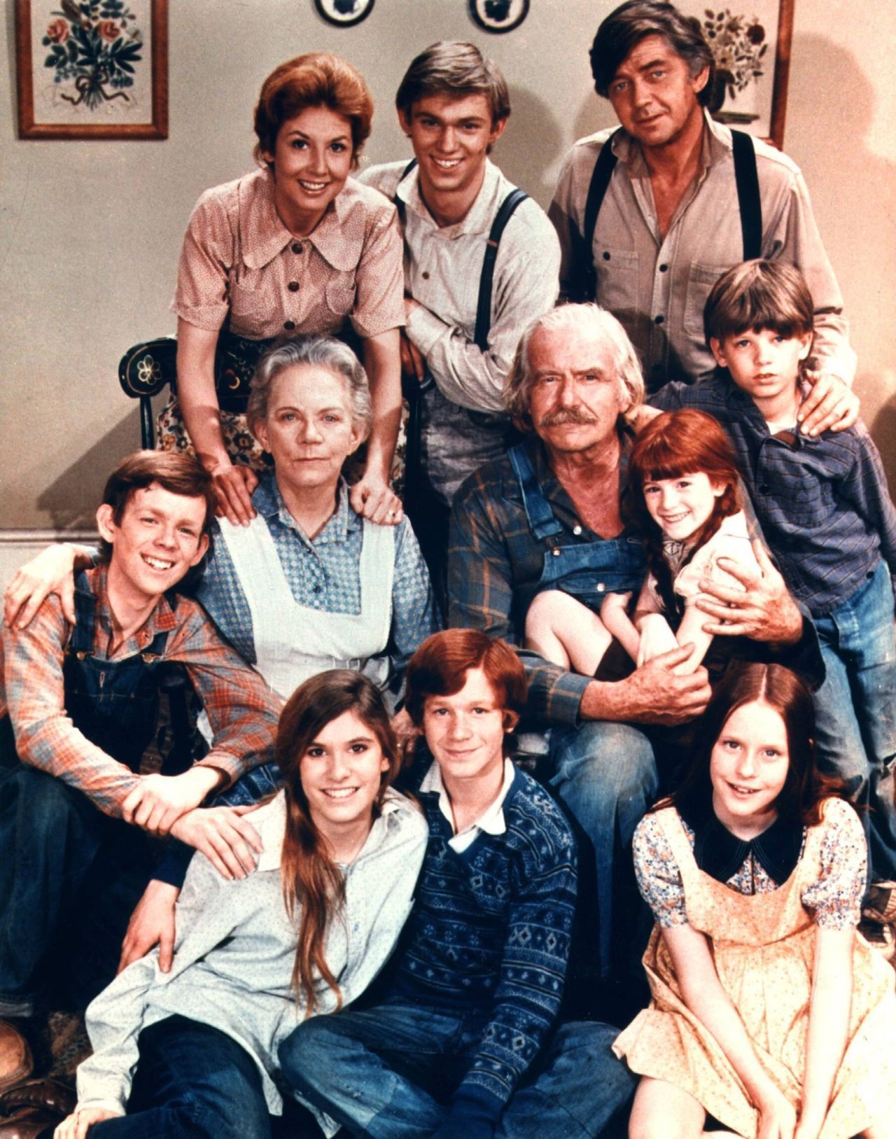 "Die Waltons" brachten die heile Welt in deutsche Wohnzimmer: Die US-Serie über eine Baptisten-Familie im ländlichen Virginia lief von 1972 bis 1981 im ZDF. In 221 Episoden konnte man verfolgen, wie die Großfamilie (Großeltern, Eltern, sieben Kinder) das beschwerliche Leben während der Zeit von der Weltwirtschaftskrise bis zum Ende des Zweiten Weltkriegs meisterte. Die Geschichten wurden aus der Sicht des ältesten Sohnes John