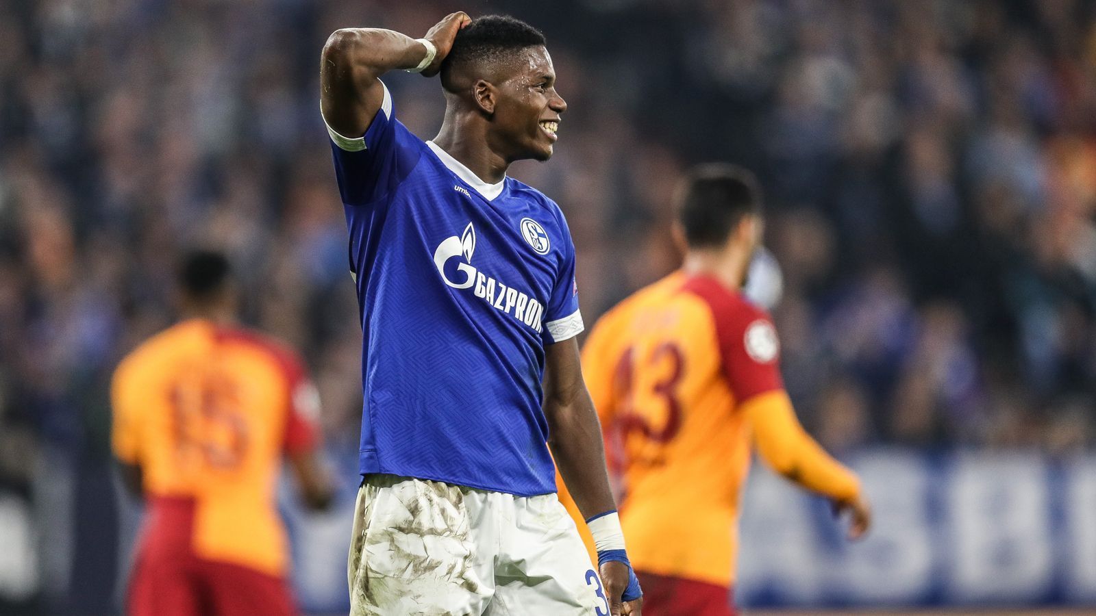 
                <strong>Breel Embolo</strong><br>
                Mit eine kolportierten Ablösesumme von 26,5 Millionen Euro ist der Schweizer Breel Embolo der teuerste Einkauf in Schalkes Vereinsgeschichte. Im Sommer 2016 setzte sich der Bundesligist im Werben um den damals 19-Jährigen vom FC Basel gegen zahlreiche Klubs durch. Wirklich bezahlt gemacht hat sich der tiefe Griff in die Tasche aber nicht. Gleich im Oktober 2016 erlitt der Stürmer einen Wadenbeinbruch und fehlte daraufhin mehrere Monate, weil dann auch noch ein Knochenödem ein Comeback verzögerte. In den drei Jahren auf Schalke kam der Schweizer mit kamerunischen Wurzeln lediglich auf zwölf Pflichtspiel-Treffer - genau so viele erzielte Embolo alleine in der Saison vor seinem Wechsel in die Bundesliga für den FC Basel. Bei seinem aktuellen Klub Borussia Mönchengladbach läuft es für den 23-Jährigen nun besser, in der Vorsaison steuerte Embolo immerhin jeweils acht Bundesliga-Tore bzw. -Vorlagen bei. 
              