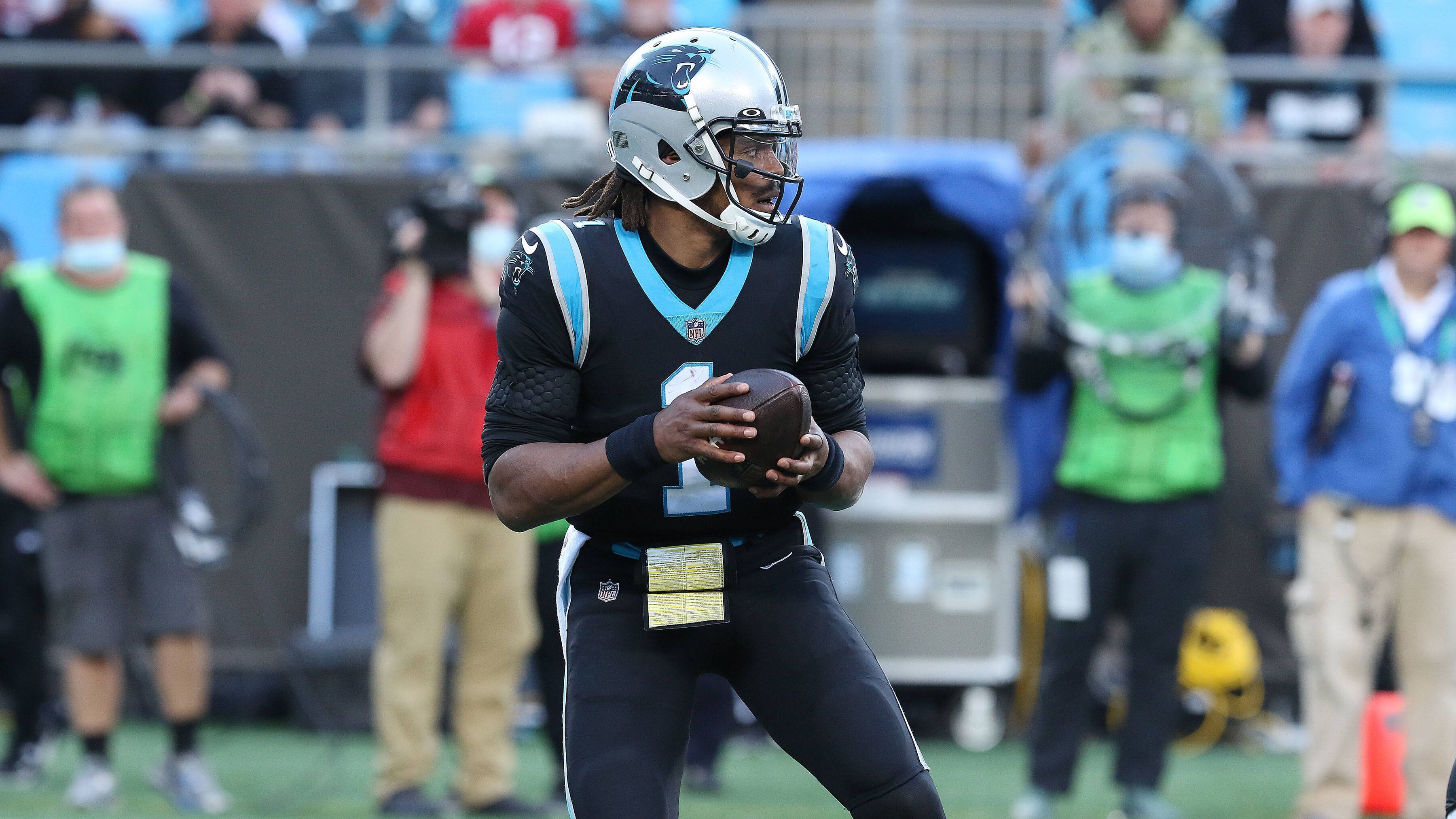 
                <strong>Cam Newton (Free Agent)</strong><br>
                Die Frage ist eigentlich nicht wo, sondern eher, ob Cam Newton noch einmal auf dem Feld stehen wird. Seine Rückkehr zu den Carolina Panthers wurde von einem großen medialen Echo begleitet, doch seine sportliche Qualität blieb nach einer anfänglichen Hochphase schnell aus. Vielleicht traut sich ein Team noch einmal. Vielleicht aber auch nicht. 
              
