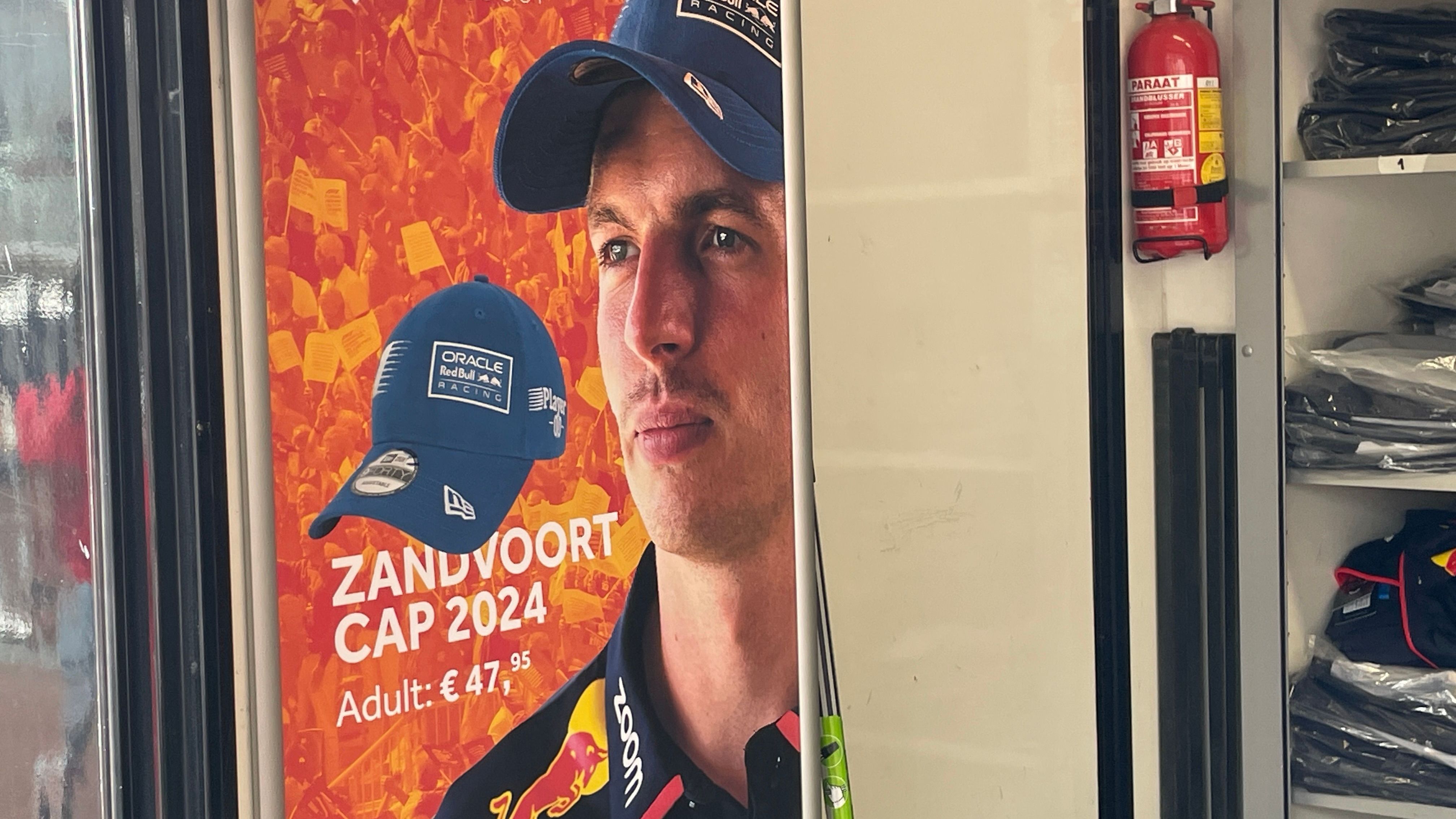 <strong>Das Cap, das Verstappen trägt</strong><br>Das Cap, welches Max Verstappen tatsächlich im Fahrerlager trägt, wird für 47,95 Euro angeboten.&nbsp;