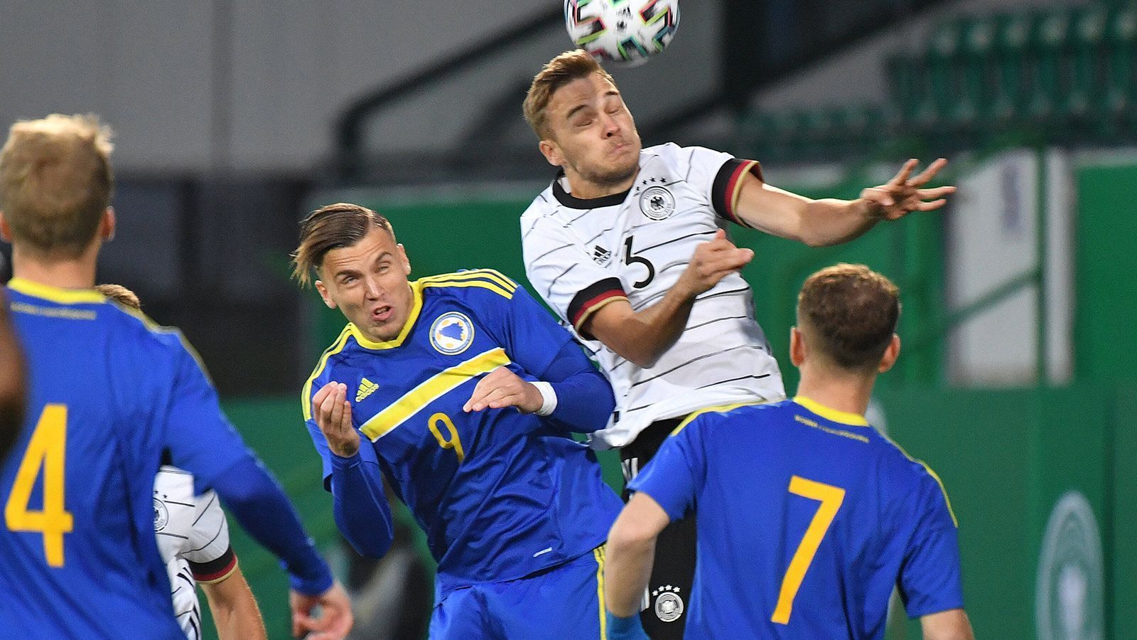 
                <strong>Tim Handwerker</strong><br>
                Der Nürnberger ist bei seinem Fast-Heimspiel im Stadion des Lokalrivalen des "Clubs" in Fürth auf seiner linken Seite nicht ganz so aktiv wie sein Pendant auf der rechten Verteidigungsseite, Ridle Baku. Defensiv kaum gefordert, hätte er sich gerne mehr in die Offensive mit einschalten können. Vielleicht beim nächsten Mal. ran-Note: 4
              