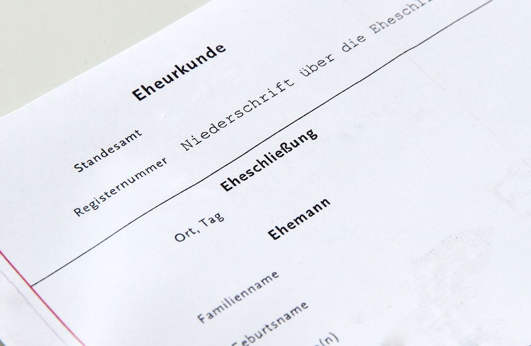 Die Eheurkunde brauchen Sie, um nach der Hochzeit beim Einwohnermeldeamt Ihren Namen in Personal- und Reisepass zu ändern.