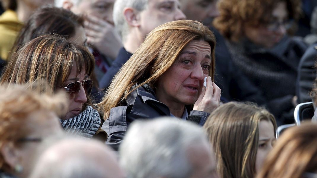 Eine Frau weint während einer Gedenkveranstaltung für die Opfer des Germanwings-Absturzes.