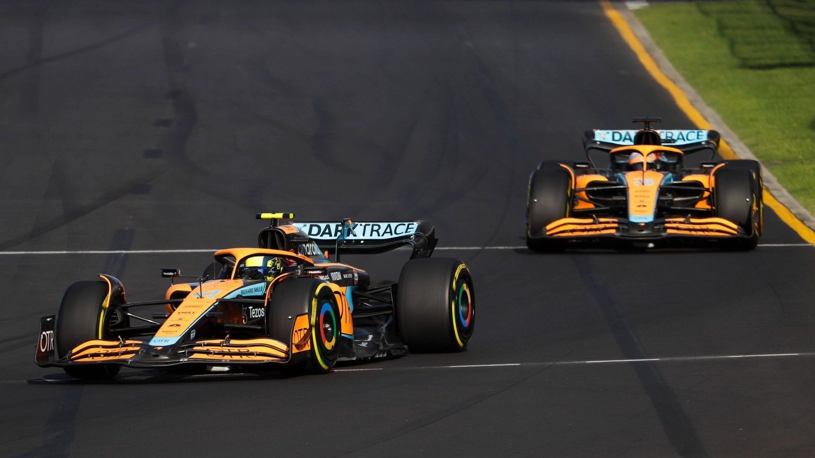 
                <strong>Gewinner: McLaren</strong><br>
                An den ersten beiden Rennwochenenden gelang dem Überraschungsteam der vergangenen Saison mit dem siebten Platz von Lando Norris in Saudi-Arabien nur ein Top-10-Ergebnis. In Australien sah das schon deutlich besser aus. Der Brite landete auf Rang fünf, Teamkollege Daniel Ricciardo wurde bei seinem Heim-Grand-Prix Sechster. Überschwänglich werden sie bei McLaren deshalb aber noch lange nicht. So erklärte Norris, das Resultat sei zwar "großartig", jedoch kommen dem Team auch nicht alle Strecken so entgegen wie der Albert Park Circuit. Insgesamt 18 Punkte für die Konstrukteurs-WM dürfte Teamchef Andreas Seidl aber liebend gerne mitnehmen.
              